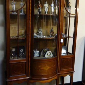 Engelse vitrine/ pronk kast met gebogen middendeel, DSC04514