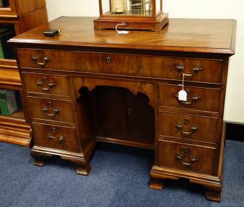Engelse "kniehole" desk - DSC04521.jpg