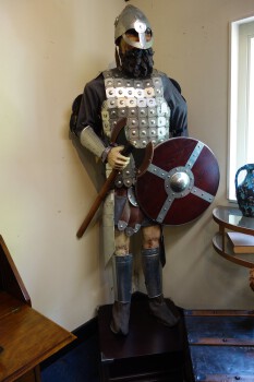 Harnas op sokkel - IB5874-2.JPG