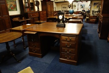 Engelse partnerdesk - MR2345.JPG