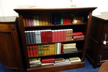 Engelse open boekenkast - MR3465.JPG