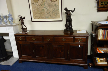 Engelse dresser - MR3645.JPG