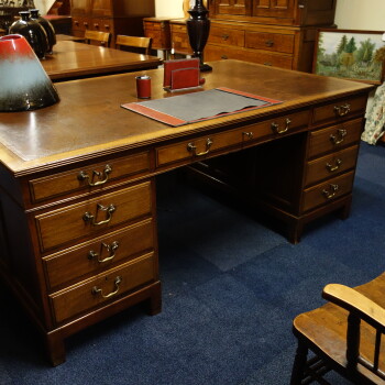 Engels "Royal Air Force" bureau met laden voor en kastjes achter, MR3984a