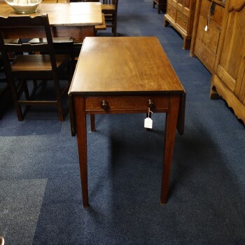 Engelse pembroke tafel, Antieke Engelse pembroke tafel